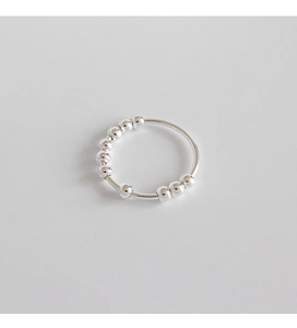 Dettaglio dell'anello in argento S990 con dieci perline scorrevoli per alleviare l'ansia