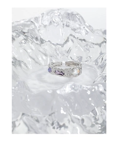 Dettaglio anello in argento S925 con texture martellata e gemme colorate incastonate