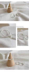 Dettaglio macro dell'anello in argento sterling S990 con perline scorrevoli