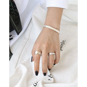 Minimalistisches S925 Silber Armreif und Ring Set mit strukturierter Knitteroptik für Damen