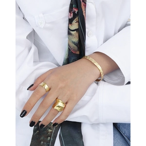 S925 Sterling Silber Gold Armband und Ring Set mit unregelmäßigem Falten Design für Damen
