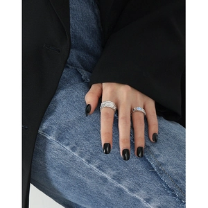 Anello in argento sterling S925 testurizzato con pietra di luna su mano in stile moda