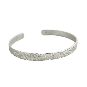 Minimalistischer S925 Sterlingsilber Armreif mit handgefertigter Faltenstruktur für Damen