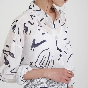 Camicia bianca da donna a maniche lunghe con motivi artistici astratti neri e ampi