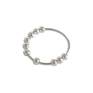 Anello minimalista in argento S990 con dieci perline mobili su sfondo bianco