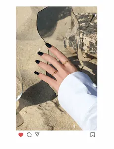 Detailopname van een minimalistische, onregelmatige, vergulde zilveren open ring.
