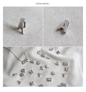 Gros plan du pendentif lettre A en argent sterling S925 avec poinçon et finition polie