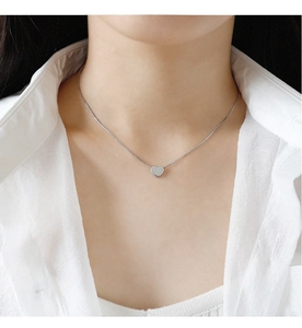 Pendentif cœur minimaliste en argent sterling S925 sur chaîne box porté par un modèle