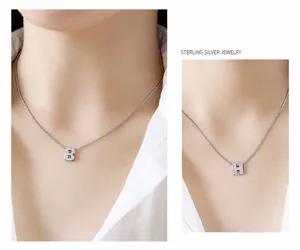 Détail des pendentifs lettres B et H en argent sterling S925 avec finition polie