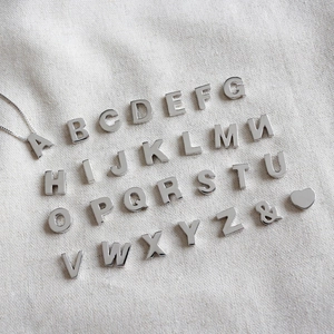 Ensemble de pendentifs alphabet minimaliste en argent S925 sur tissu en lin