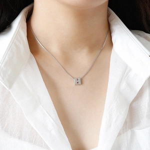 Collier minimaliste en argent S925 avec pendentif lettre H en 3D sur une chaîne vénitienne