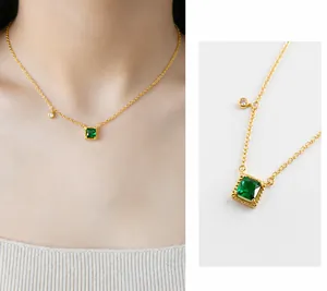 Macro-opname van de S925 zilveren ketting met smaragdgroene zirkoon en gouden details