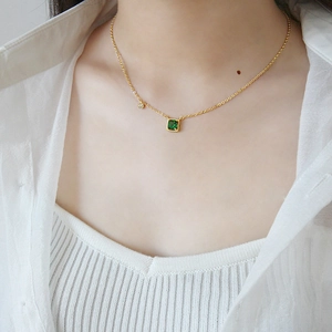 Elegante gouden S925 zilveren ketting met vierkante smaragd zirkoon op wit breigoed