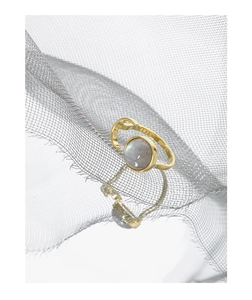 Macro view of S925 sterling silver ring featuring a round labradorite and gold finish