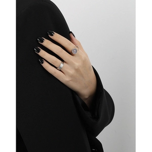 Minimalist S925 silver ring set with round labradorite gemstone on model hand