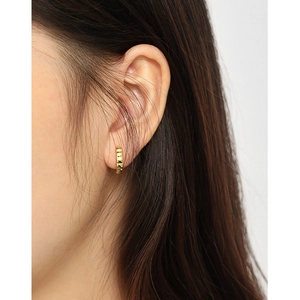 Minimalist S925 sterling silver hoop earrings with engraved geometric pattern in gold