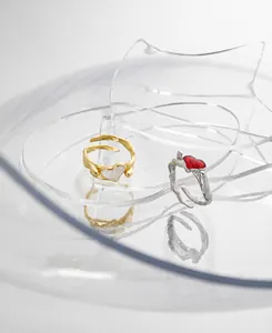 Detalle macro del sello S925 en anillos de corazón con diseño minimalista de lava