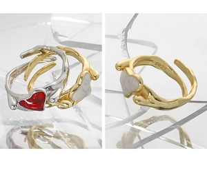 Detalle del anillo corazón de plata S925 mostrando el esmalte artesanal y el sello oficial