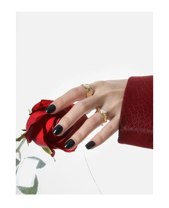 Detalle de anillos de corazón en plata S925 con nácar en la mano con una rosa roja