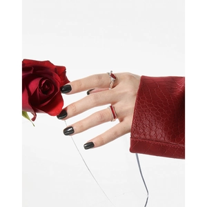 Anillo abierto corazon de plata de ley S925 estilo lava con piedra roja en la mano