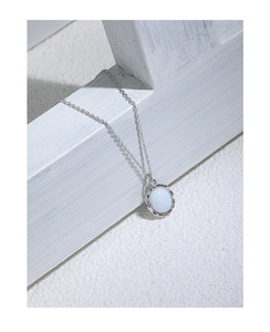 Detail der S925 Sterlingsilber Kette mit ovalem Opal auf weißem Hintergrund