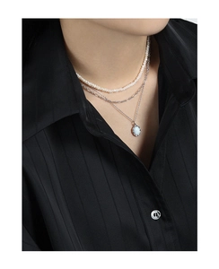 Detailaufnahme der S925 Sterlingsilber-Halskette mit Perlen und Opal-Anhänger