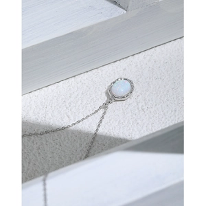 Minimalistische S925 Silberhalskette mit ovalem Opal-Anhänger und gewelltem Silberrand