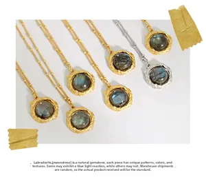 Vue détaillée de pierres labradorites naturelles rondes aux textures de lave et reflets bleus