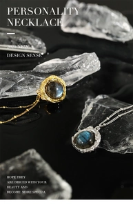 Détail de colliers or et argent à texture lave et labradorite sur blocs de glace