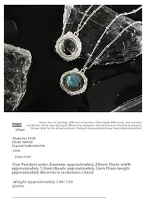 Détail d'un collier en argent S925 avec labradorite sur un fond créatif de glaçons