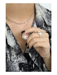 Détail du collier argenté à texture lave avec labradorite et bague en pierre