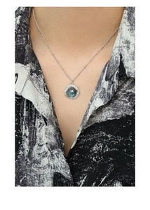 Gros plan du collier en labradorite avec texture de lave et chaîne à perles argentée sur modèle