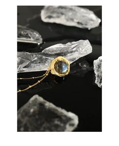 Détail du pendentif texture lave avec pierre labradorite et chaîne à billes dorée