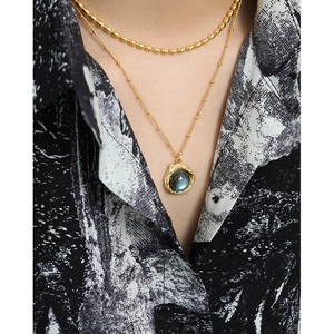 Collier double rang doré avec chaîne perlée et pendentif rond en pierre labradorite