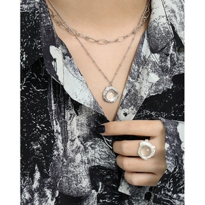 Ensemble collier multicouche et bague en argent avec texture lave et cristaux