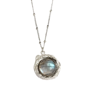 Collier à texture de lave avec pendentif en pierre labradorite et cristal blanc