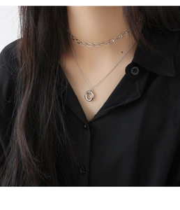 Nahaufnahme der minimalistischen mehrlagigen S925 Sterlingsilber Kette an einem Model
