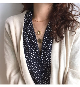 Detailliertes mehrlagiges Halskettenset mit grober Kette und Vintage Münzanhänger