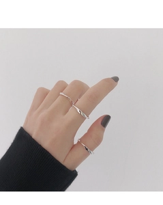 Juego de tres anillos de plata de ley S925 con un diseño de torsión minimalista