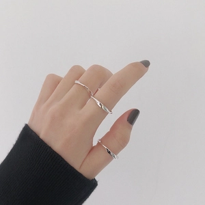 Anillos abiertos Mobius de plata esterlina S925 minimalistas usados por una modelo