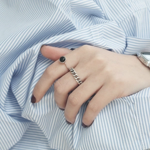 Retro S925 sterling silver chain ring with black gemstone on model hand