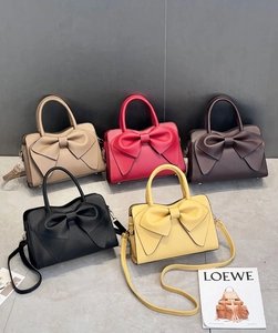 Detailansicht der Schleifen-Textur auf Premium-Lederhandtaschen in fünf Farben