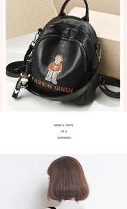 Detail von schwarzem PU-Lederrucksack mit Bärenstickerei und Fashion Queen Goldlogo