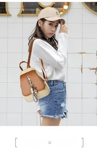 Détail du mini sac à dos en similicuir bicolore avec pompon et breloque lapin mignonne