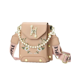 Bolso para móvil rosa con bordado de margaritas, asa de perlas y correa de tela