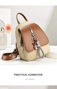 Détail du sac à dos bicolore beige et marron avec pendentif lapin et zip décoratif