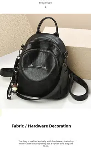 Detail eines schwarzen Lederrucksacks mit Katzenohr-Metallbeschlag und Stieranhänger