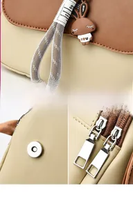 Détails du sac à dos bicolore avec fermetures éclair et pendentif lapin mignon