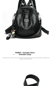 Details des schwarzen PU-Rucksacks mit Herzdekor und abnehmbarem Cartoon-Anhänger