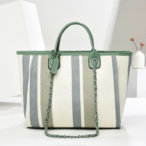 Grand sac cabas en toile rayée avec poignées en similicuir vert et bandoulière chaîne